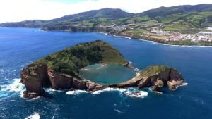 observação-cetáceos-São-Miguel-Açores-vulcão